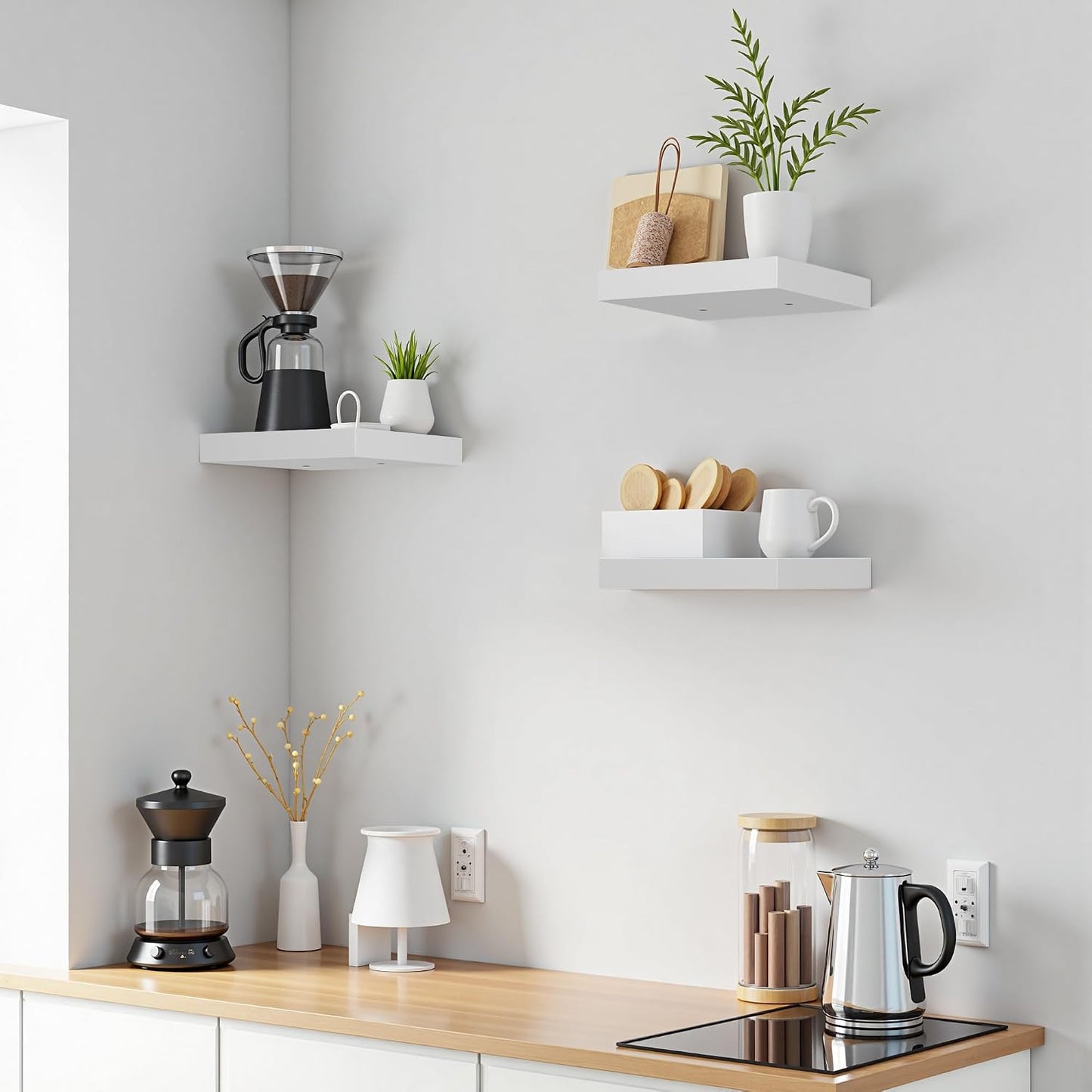 Étagère murale flottante blanche en bois installée dans une cuisine – SQES Tunisie