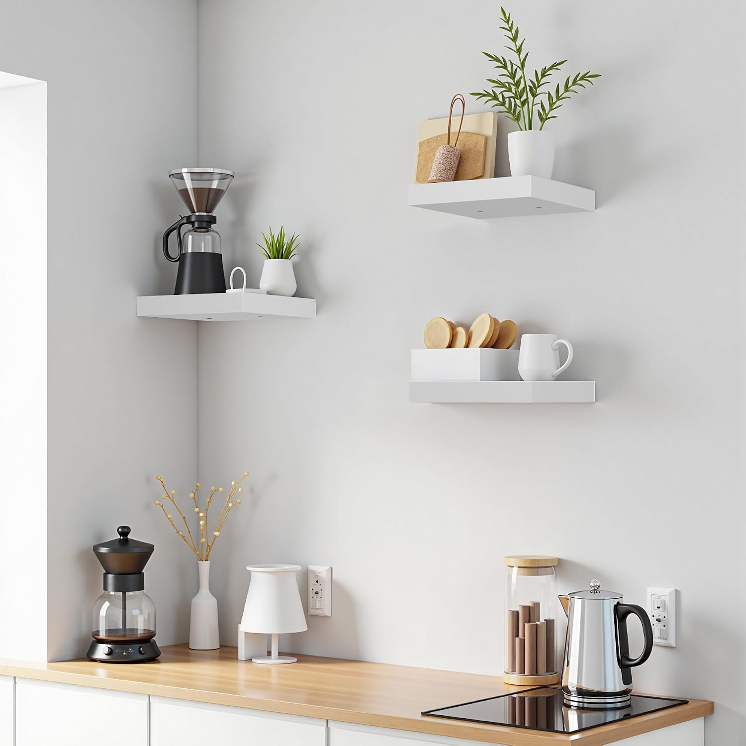 Étagère murale flottante blanche en bois installée dans une cuisine – SQES Tunisie