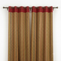 Rideau en bambou naturel avec bandeau rouge bordeaux – fixation œillets – tringle bronze antique – décoration fenêtre SQES Tunisie Ariana Menzah 8