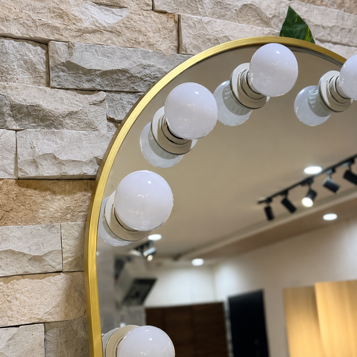 Miroir Hollywood LED cadre doré installé dans un salon de beauté élégant – éclairage maquillage professionnel | SQES