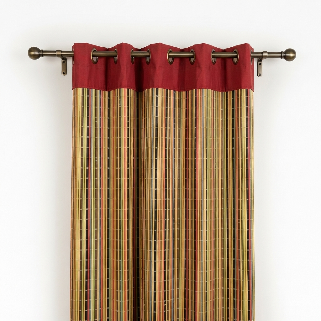 Rideau en bambou naturel avec bandeau rouge bordeaux – fixation œillets – tringle bronze antique – décoration fenêtre SQES Tunisie Ariana Menzah 8
