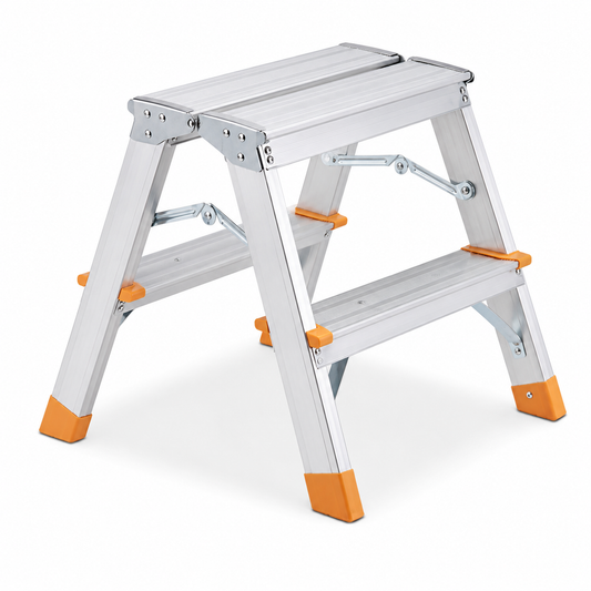 Escabeau pliable en aluminium à 2 marches, finition argentée avec embouts orange antidérapants, présenté sur fond blanc en format carré 1:1.