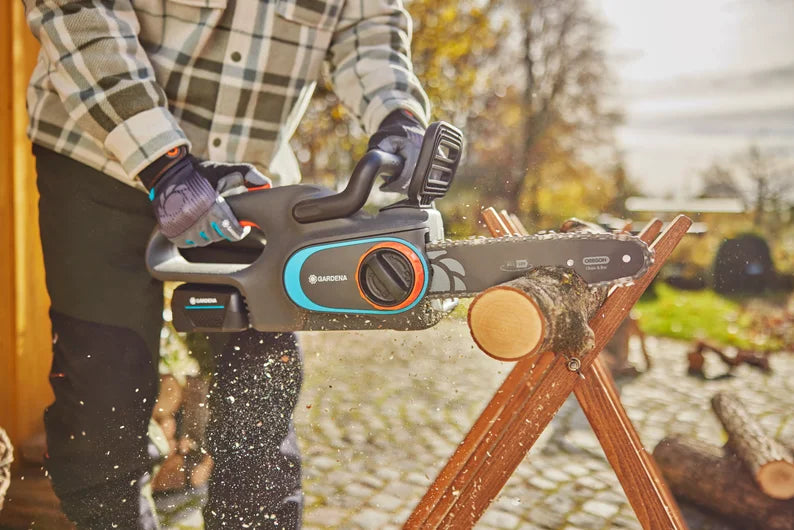 Tronçonneuse GARDENA PowerSaw 250/18V à batterie - Guide 25cm avec batterie P4A et chargeur