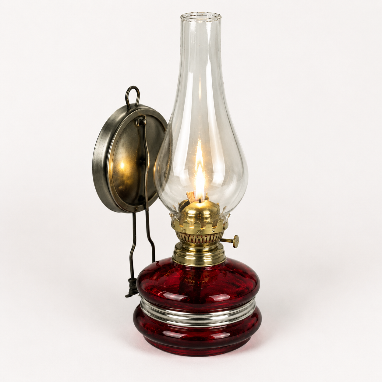 Lampe à huile murale RetroTime verre rouge allumée, brûleur doré, cheminée verre transparent, support métallique, fond blanc – SQES Ariana Menzah 8 Tunisie