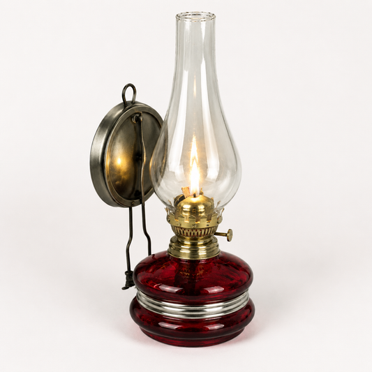 Lampe à huile murale RetroTime verre rouge allumée, brûleur doré, cheminée verre transparent, support métallique, fond blanc – SQES Ariana Menzah 8 Tunisie