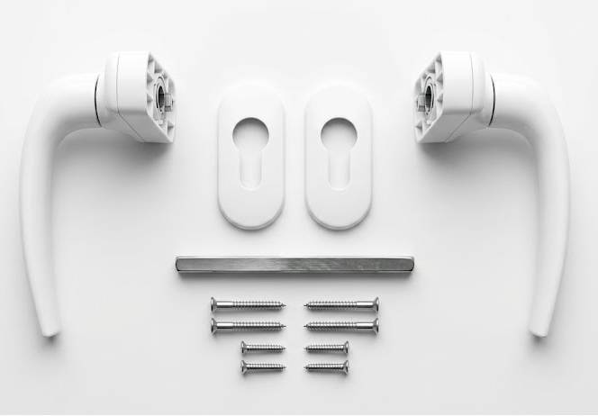 Poignée de fenêtre blanche avec plaques, axe carré et vis de fixation, kit complet de quincaillerie sur fond blanc pour image produit Shopify