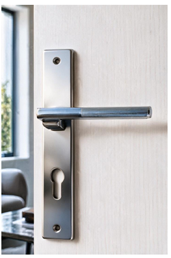 Poignée porte modèle MARIANA CARRÉ RIVE BLOC chromé inox platine rectangulaire sur porte blanche – sqes menzah 8 bricolage meilleur prix en tunisie